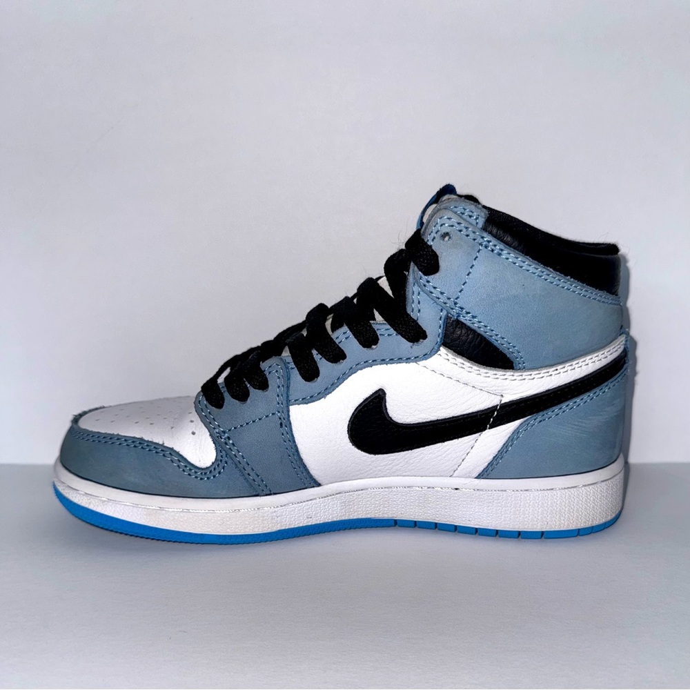 Air Jordan 1 Retro High OG “University Blue” (Model: 555088-134) Kids Size 4y - Picture 4 of 12